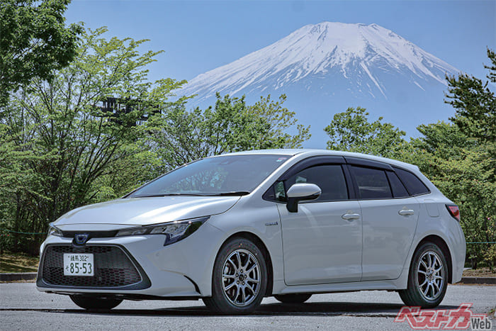 富士山を背景に様々なシチュエーションで試乗