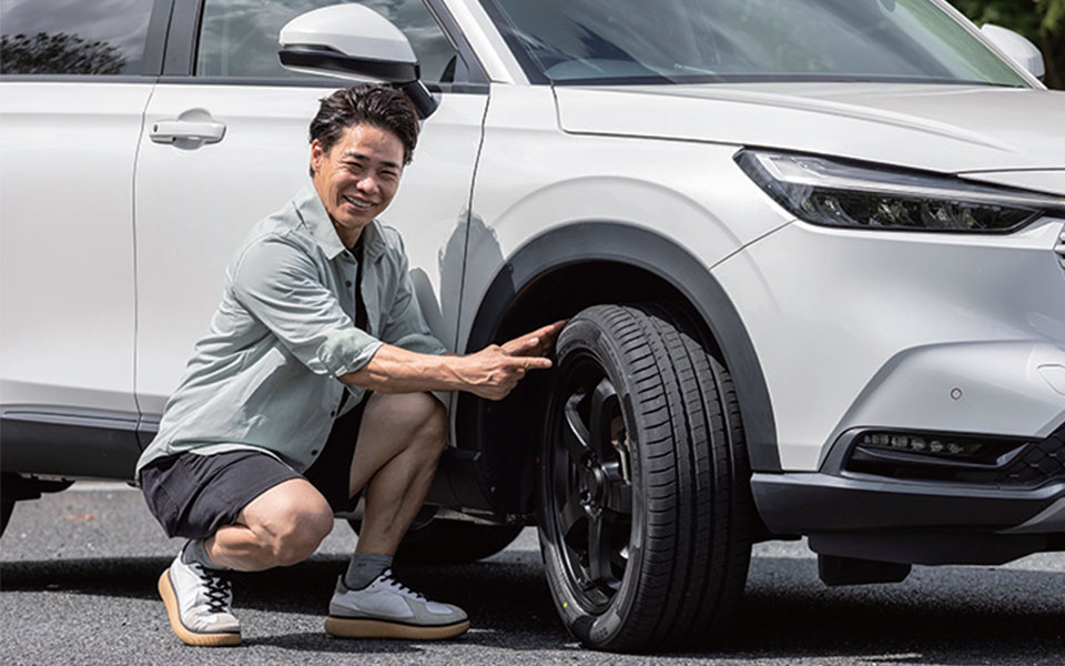 清水さんは試乗の際、必ずタイヤを触って確かめるという