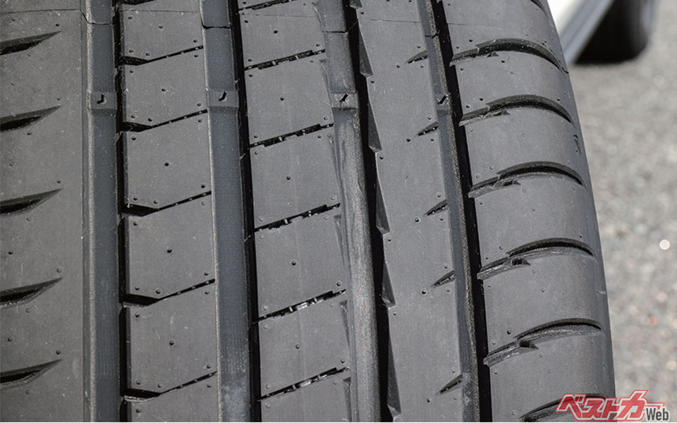 太い3本のストレートグルーブのうち1本がらせん状となり、排水性の高さをアピールする