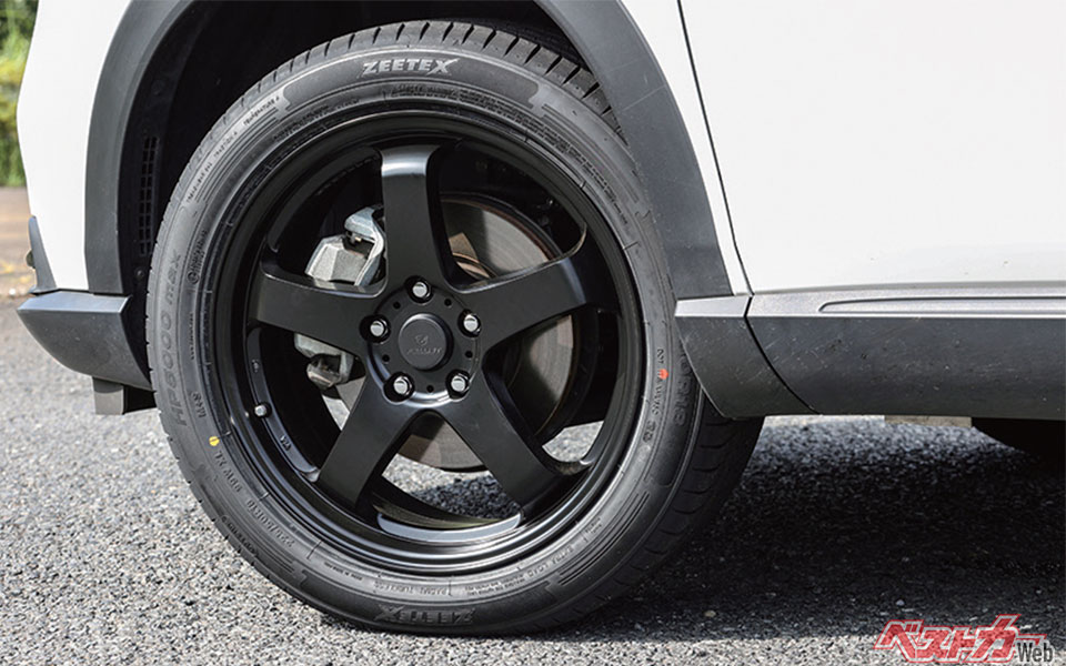 ファイナリストの5本スポークアルミホイール。FZ-S5は1本1万6,000円。マットブラックが渋い