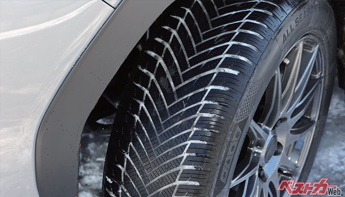 排水性と排雪性を高め、グリップ性能を引き出すVシェイプグルーブとオープンショルダーを採用