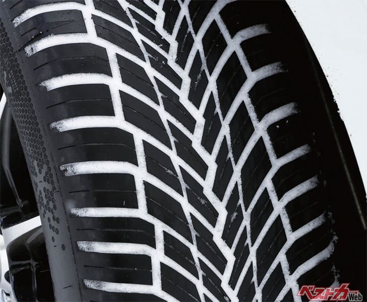 ジウジアーロがデザインしたトレッドは複合的なV字パターンが特徴的だ