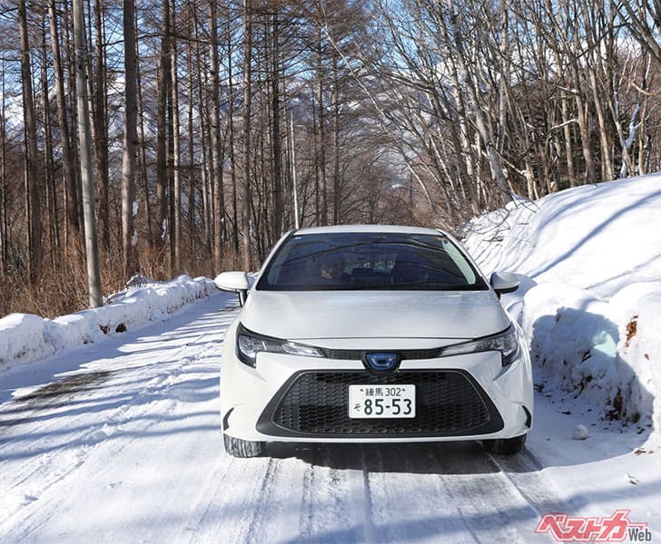 やや硬めの乗り味だが、それが雪道でのスポーティな走りを生んでいる