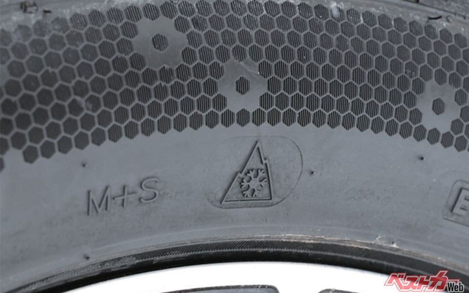 雪道も安心のスノーフレークマーク付き！スノーフレークマークが付き、冬用タイヤ規制でも走行できる